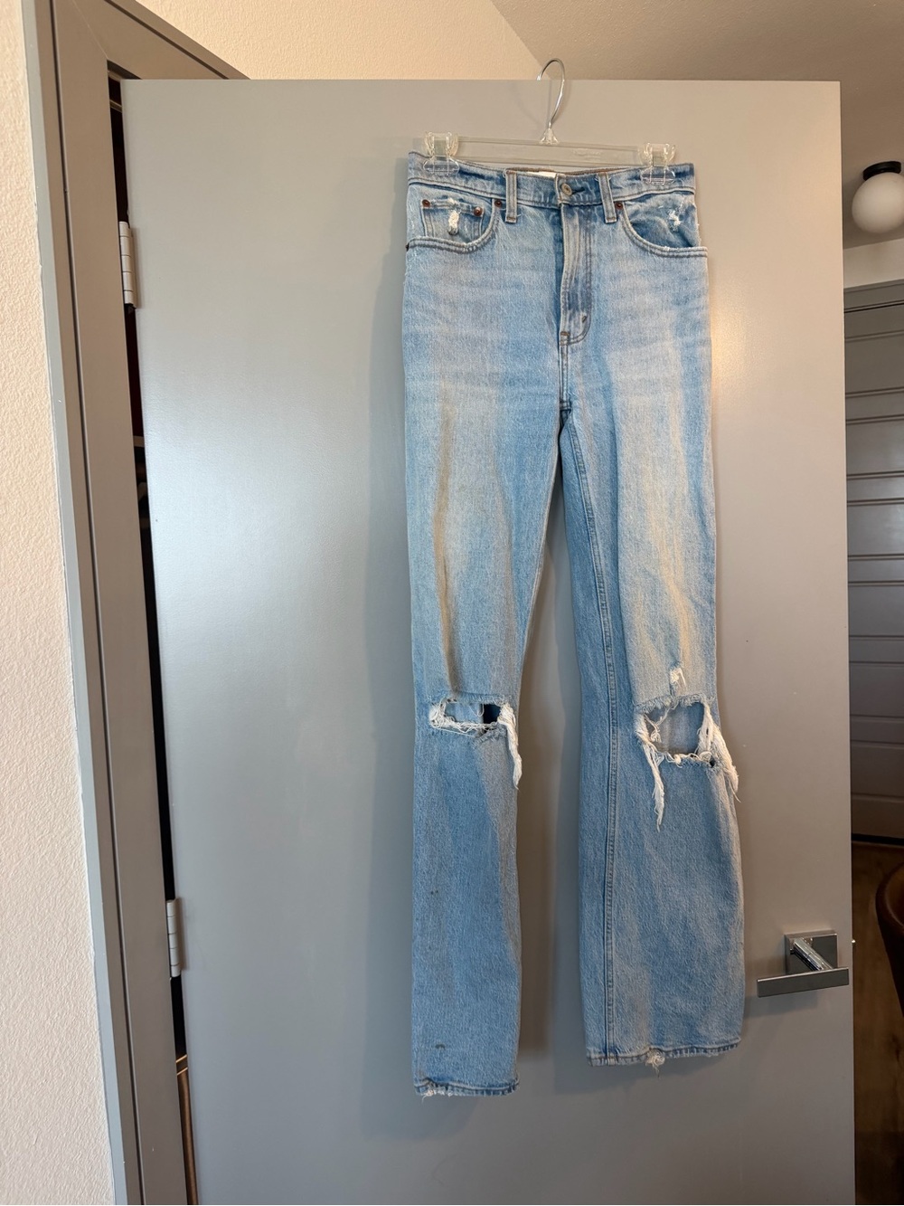Abercrombie & Fitch “The 90s relaxed Jean High Rise”